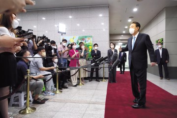 여름휴가를 마친 윤석열 대통령이 8일 서울 용산 대통령실 청사로 출근하면서 기자들과 약식 인터뷰를 하고 있다. 윤 대통령은 최근의 지지율 하락과 관련해 “초심을 지키며 국민 뜻을 잘 받들겠다”고 했다. 인적쇄신과 관련해서는 “국민 관점에서 점검하겠다”고 했다. 또한 미국 주도의 반도체 공급망 협의체인 칩4 참여 여부에 대해선 “너무 걱정하지 않아도 관련 부처와 잘 살피고 논의해서 우리 국익을 잘 지켜내겠다”고 했다. [연합]