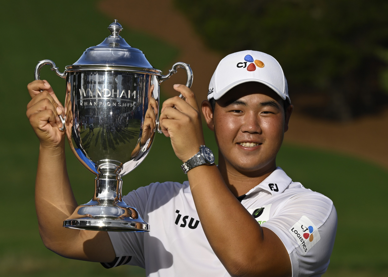 CJ대한통운 소속 프로골퍼 김주형 선수가 8일(한국시간) 미국 노스캐롤라이나주 그린즈버러 세지필드 컨트리클럽에서 열린 미국프로골프(PGA) 투어 윈덤 챔피언십 정상에 올라 우승 트로피를 들고 있다. [CJ대한통운 제공]