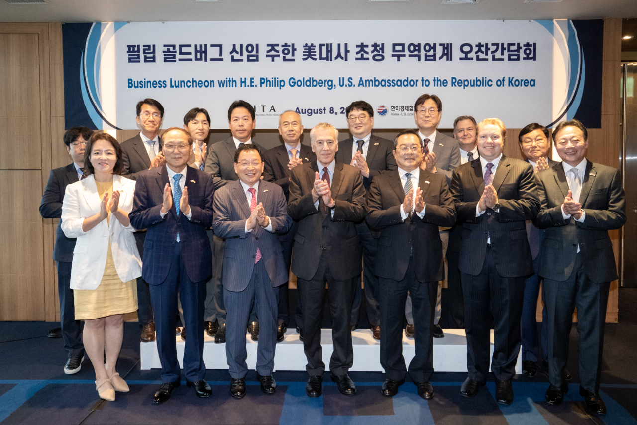한국무역협회(KITA, 회장 구자열)는 8일 삼성동 인터컨티넨탈 서울 코엑스에서 ‘필립 골드버그 신임 주한 미국대사 초청 무역업계 간담회’를 개최했다. 구자열 무역협회장은 “올해로 한미 자유무역협정(FTA) 발효 10주년을 맞이했다”면서 “앞으로 양국 관계가 경제·안보·기술 동맹으로 더욱 공고해지기를 바란다”고 말했다. 이날 우리 업계에서는 현대자동차, 세아제강, OCI, CJ ENM, 동원그룹, 메타바이오메드, 엑시콘, 주성엔지니어링, 와이지-원, 일진그룹 등 대미 수출·투자기업 대표 및 임원이 참석했다. 간담회 참석자들이 기념사진을 촬영하고 있다. 필립 골드버그(앞줄 왼쪽 네번째부터) 주한 미국대사, 구자열 무역협회 회)
