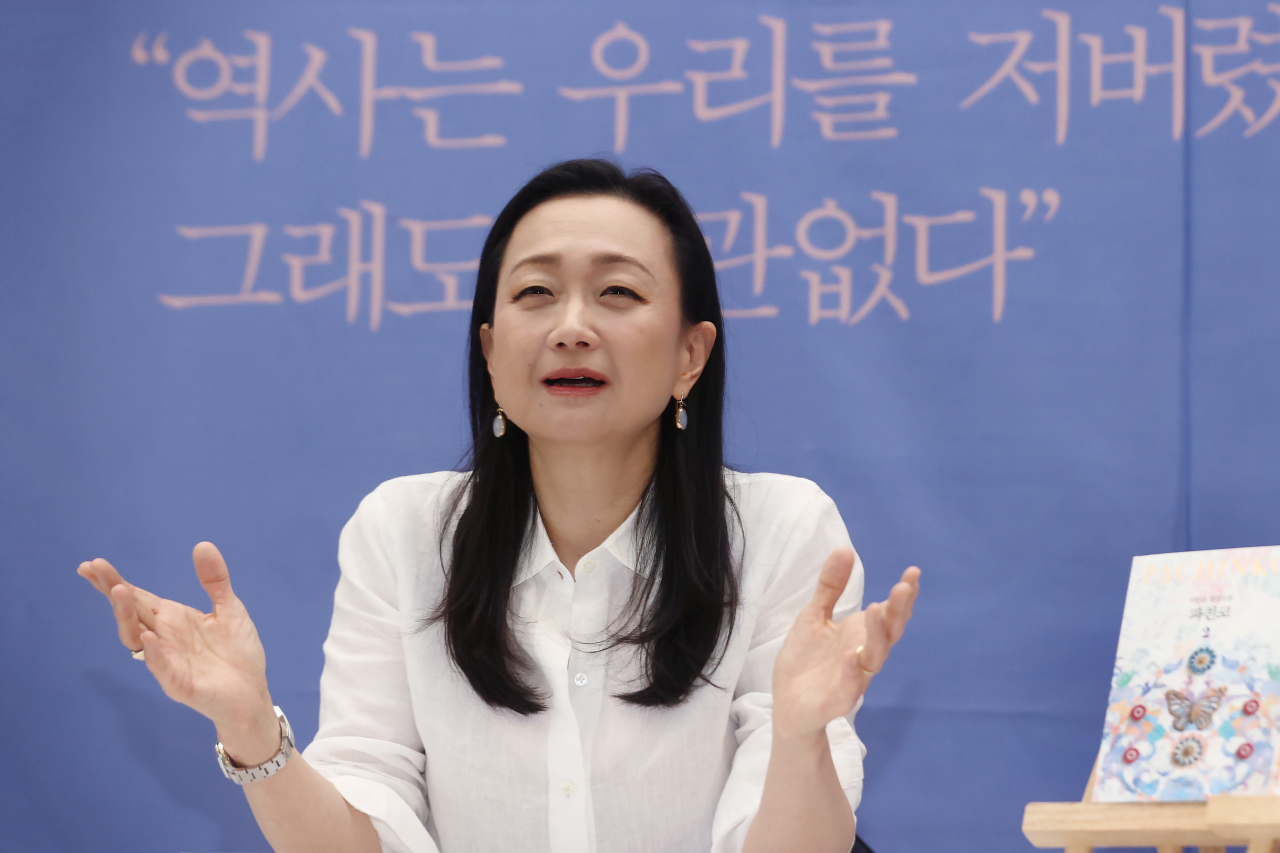 장편소설 '파친코'를 쓴 재미교포 작가 이민진이 8일 오전 서울 중구 프레스센터에서 열린 기자간담회에 앞서 인사말을 하고 있다. 연합뉴스