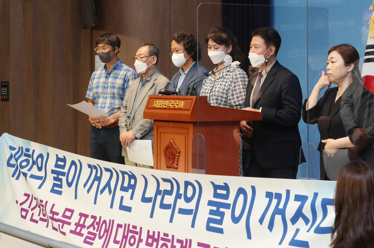 우희종 사회대개혁지식네트워크 상임대표(서울대 교수)가 지난 5일 국회 소통관에서 김건희 여사 논문 표절에 대한 범학계 규탄 성명을 발표하고 국민검증 돌입 등 항후계획을 밝히고 있다. 이날 회견은 한국사립대학교수회연합회와 전국국공립대학교수회연합회, 사회대개혁지식네트워크 등 학계 13개 단체가 참여했다. [연합]