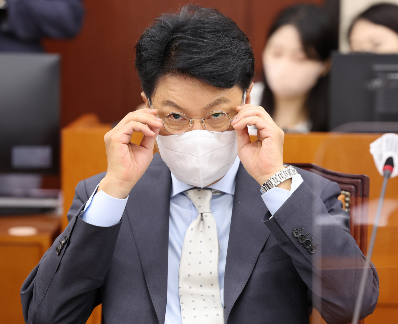 지난달 28일 국회에서 열린 행정안전위원회 전체회의에서 국민의힘 장제원 의원이 안경을 고쳐 쓰고 있다. [연합]