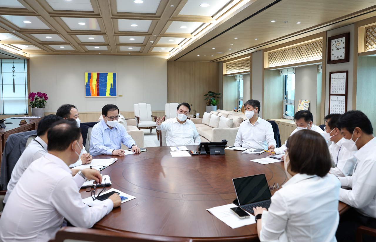 윤석열 대통령이 8일 오전 서울 용산 대통령실 청사에서 수석비서관회의를 주재하고 있다. [연합]