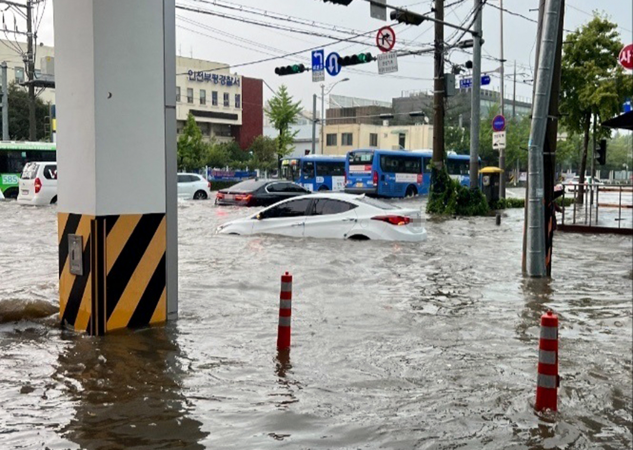 인천 내륙지역에 호우경보가 발효된 8일 오후 인천시 부평구 부평경찰서 인근 도로가 빗물에 잠겨 있다. [연합]