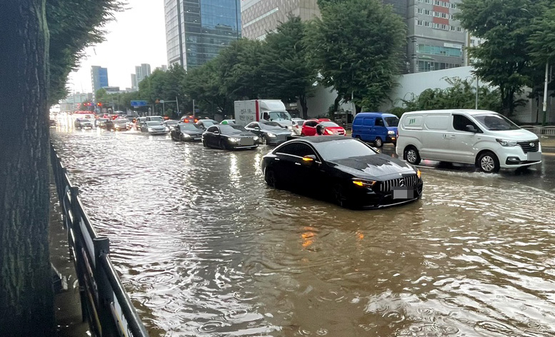 인천 내륙지역에 호우경보가 발효된 8일 오후 인천시 남동구 구월동 한 시내 도로가 빗물에 잠겨 있다. [연합]