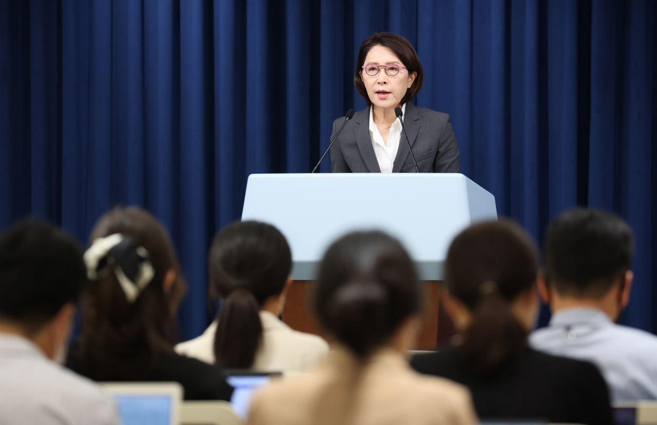 강인선 대통령실 대변인이 8일 오후 서울 용산 대통령실 청사 브리핑룸에서 윤석열 대통령 주재 수석비서관회의 주요 내용과 안토니우 구테흐스 유엔 사무총장 방한 일정을 설명하고 있다. [연합]