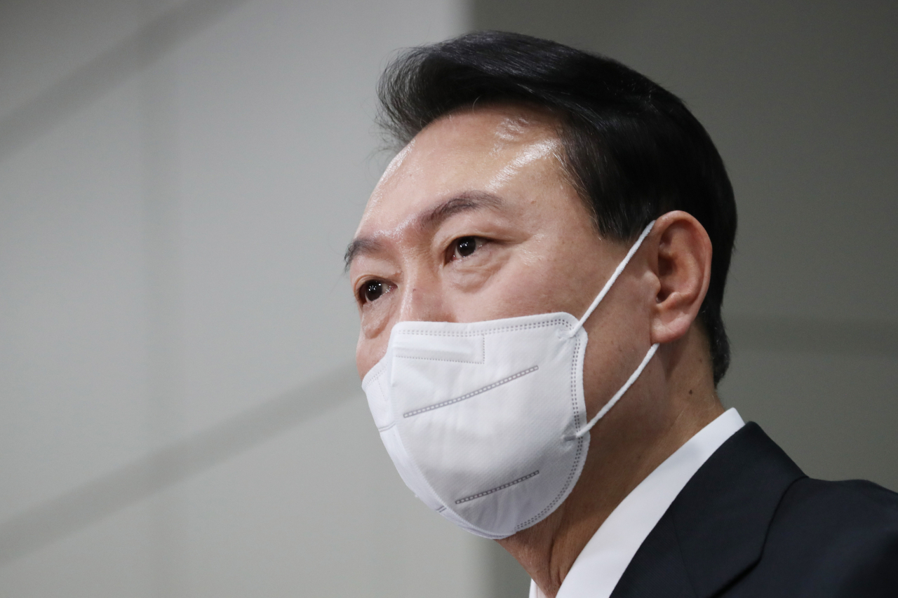 여름휴가를 마친 윤석열 대통령이 8일 서울 용산 대통령실 청사로 출근, 기자들과 약식 인터뷰를 하고 있다. [연합]