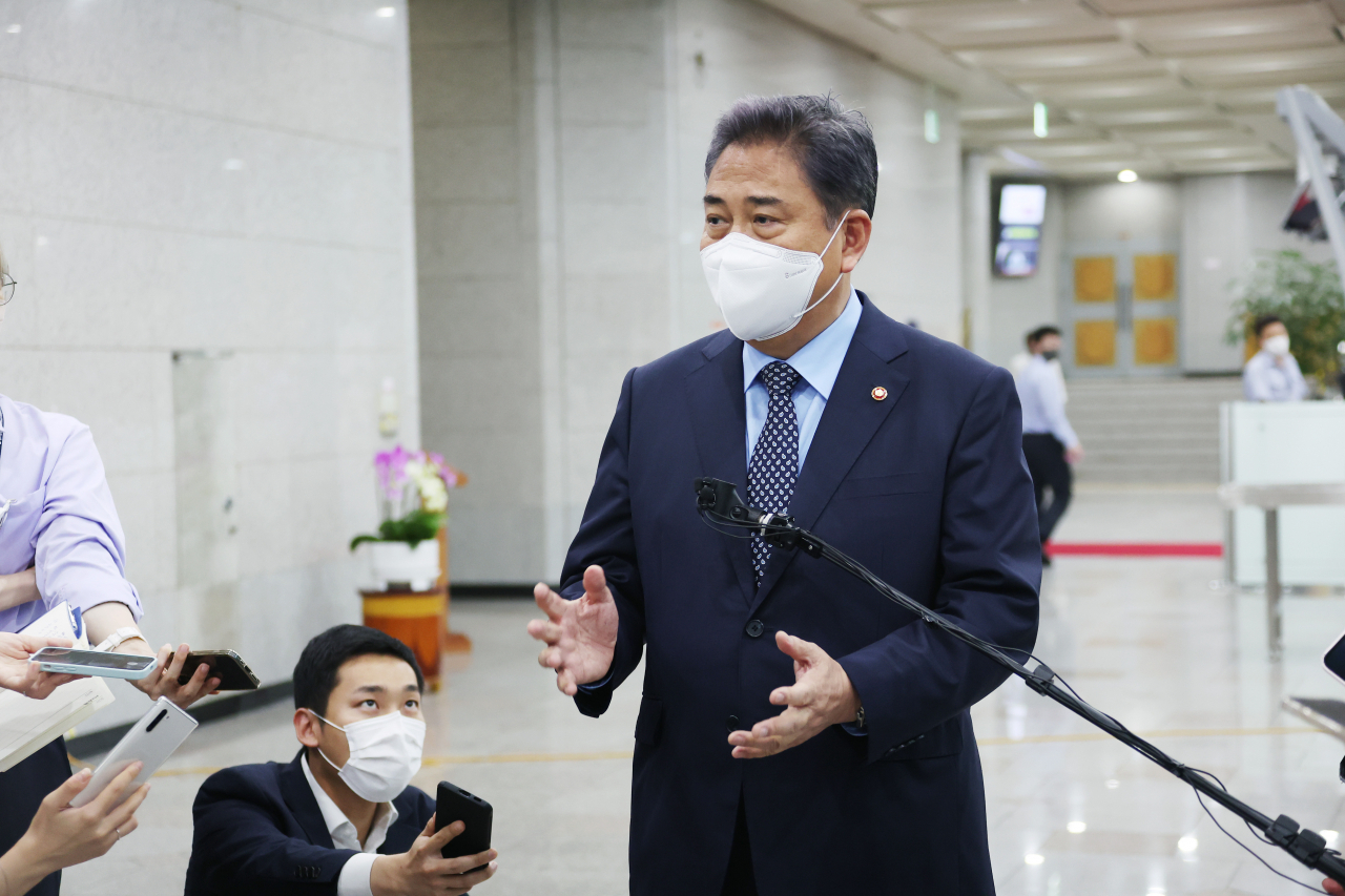 박진 외교부 장관이 8일 왕이(王毅) 중국 외교담당 국무위원 겸 외교부장과 회담을 위한 중국 방문을 앞두고 서울 종로구 도렴동 외교부 청사를 나서며 취재진의 질문에 답하고 있다. 박 장관은 이날 오후 서울공항을 출발해 중국 산둥성 칭다오로 향한다. [연합]