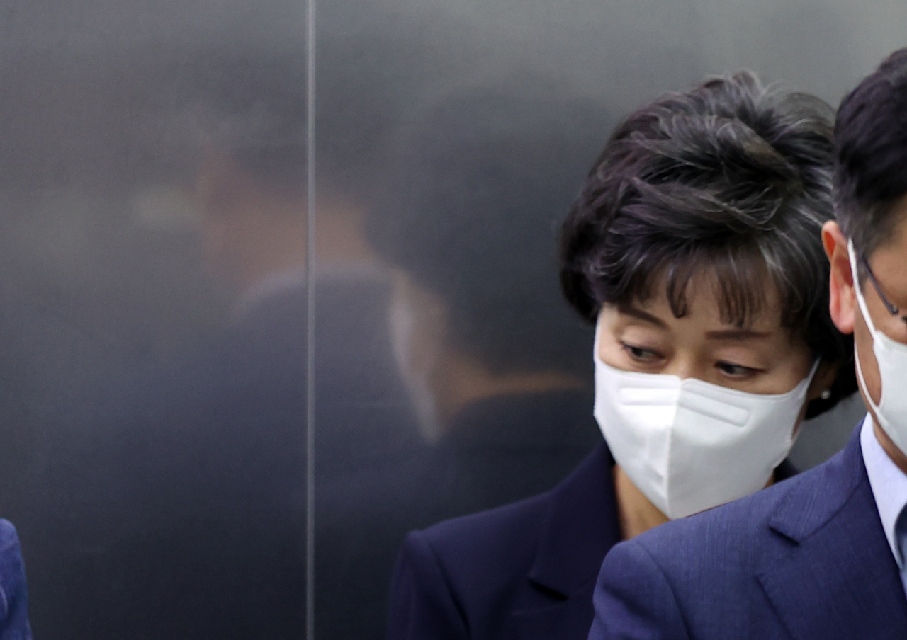 박순애 사회부총리 겸 교육부 장관이 8일 오후 서울 여의도 한국교육시설안전원에서 기자들에게 사퇴의사를 밝힌 후 사무실로 돌아가기 위해 엘리베이터를 타고 있다. [연합]