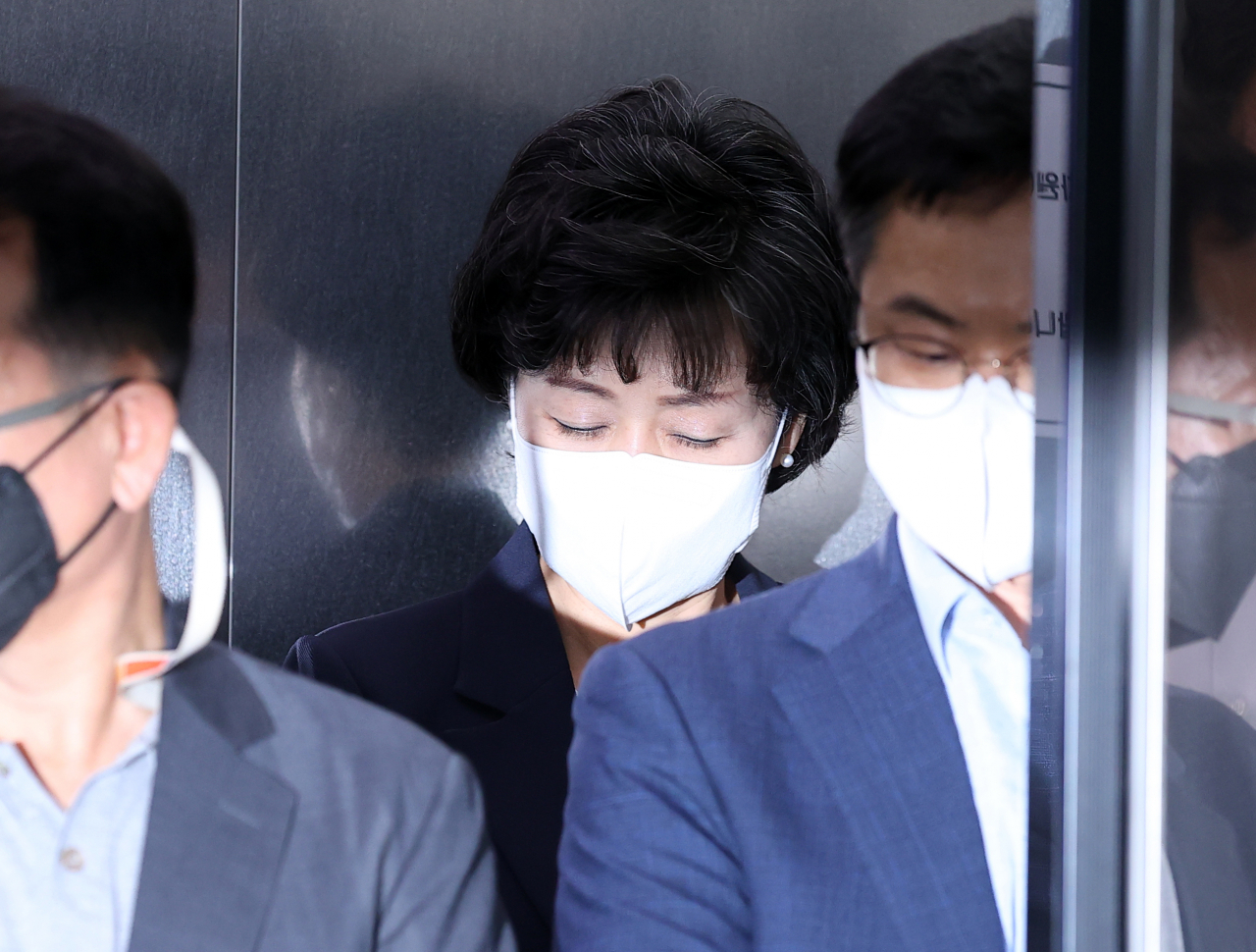 박순애 사회부총리 겸 교육부 장관이 8일 오후 서울 여의도 한국교육시설안전원에서 거취와 관련해 입장을 밝힌 뒤 사무실로 올라가고 있다. [연합]