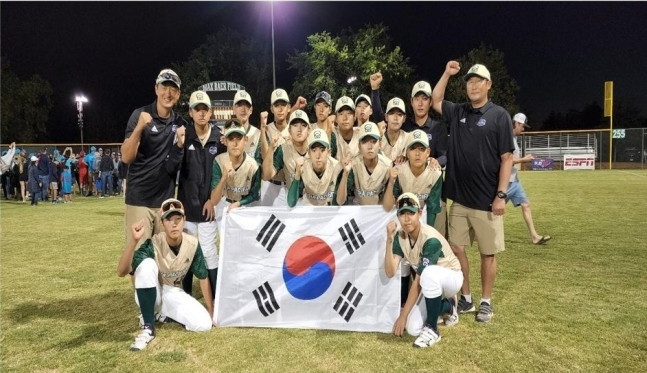 한국리틀야구 인터미디에이트(13세 이하) 선수단 [사진=한국리틀야구연맹 제공]