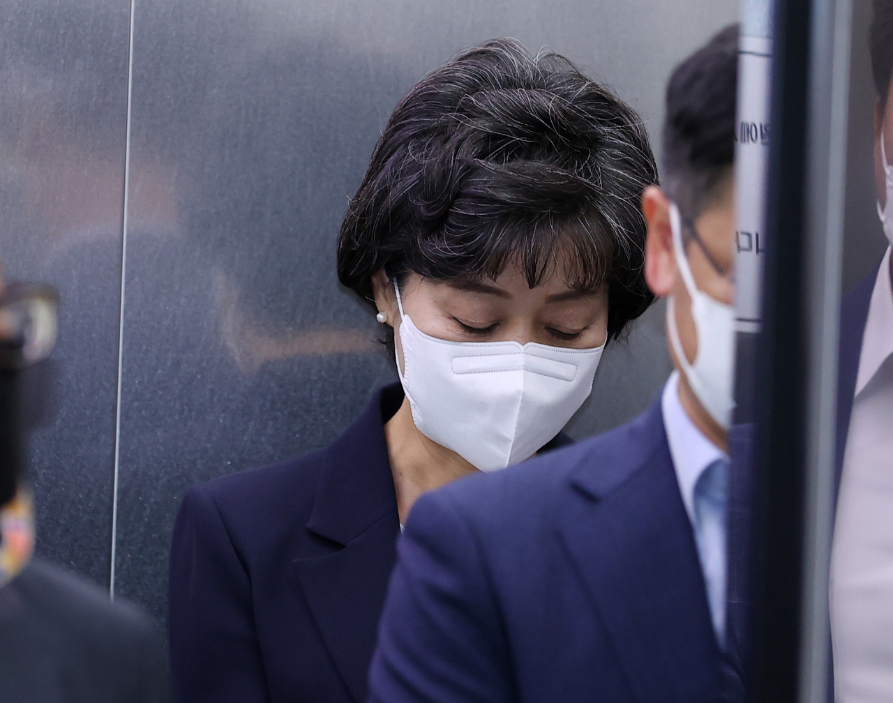 박순애 부총리 겸 교육부 장관이 8일 오후 서울 영등포구 여의도동 한국교육시설안전원에서 거취와 관련해 입장을 밝힌 뒤 사무실로 올라가고 있다. [연합]
