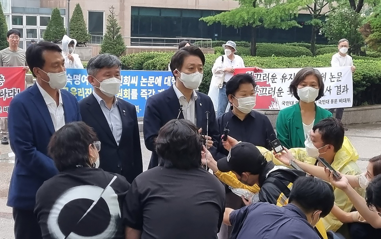 국회 교육위원회 더불어민주당 의원들이 8일 오후 서울 성북구 국민대학교에서 김건희 여사 논문 재조사 결과와 관련해 임홍재 총장을 항의 방문하기에 앞서 입장을 밝히고 있다. 왼쪽부터 안민석, 서동용, 김영호, 문정복, 강민정 의원. [연합]