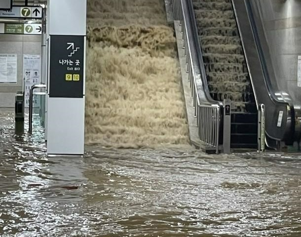 중부지방에 80년 만에 기록적인 폭우가 내리면서 서울 곳곳이 물에 잠기고 지반침하, 정전 등 사고가 잇따랐다. 지난 8일 물바다가 된 서울 지하철 7호선 이수역. [연합]