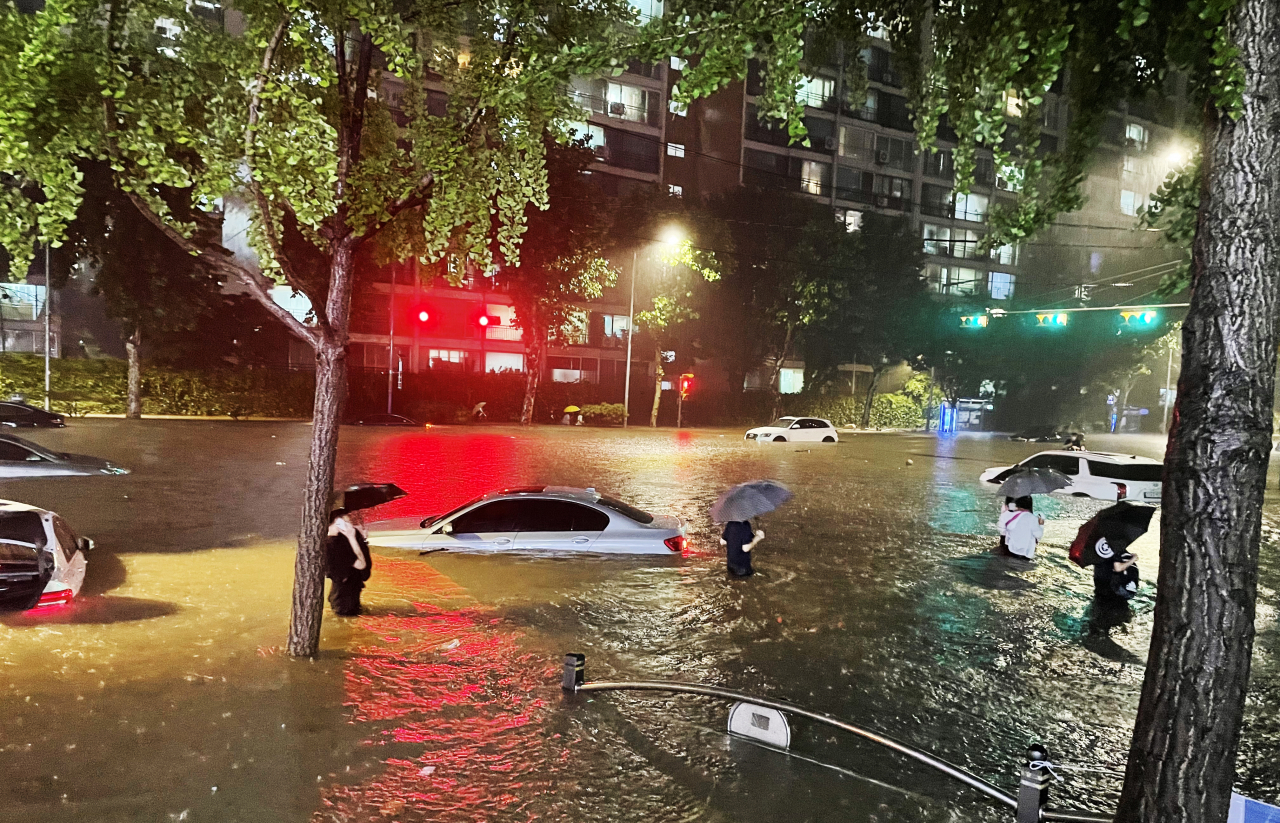 서울에 집중호우가 내린 8일 밤 서울 강남구 대치동 한 아파트 주차장이 물에 잠겨 있다. [연합]