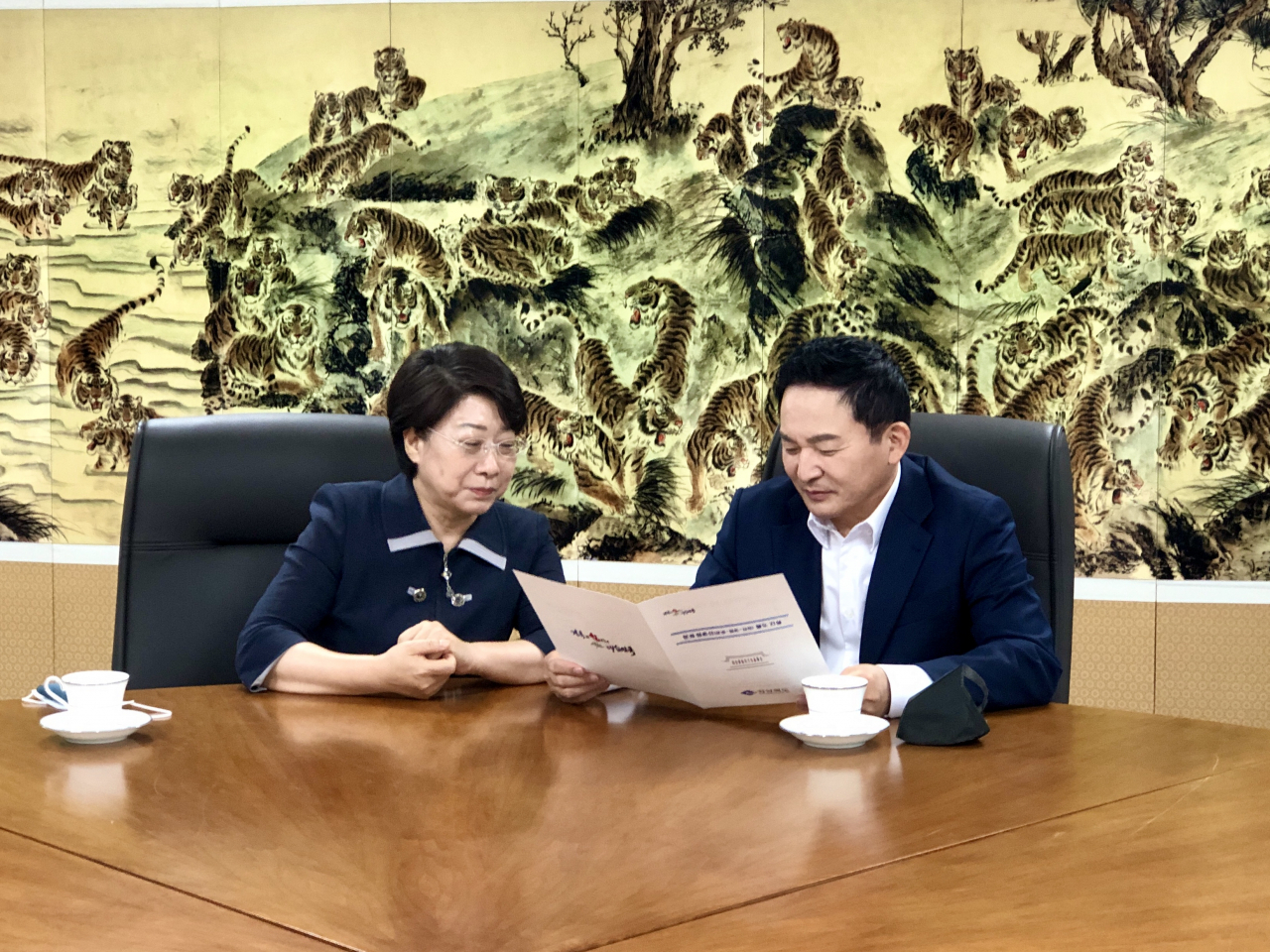 8일 구미를 방문한 원희룡 국토교통부 장관(오른쪽)과 이달희 경제부지사가 대구경북신공항에 관해 대화를 나누고 있다.[경북도 제공]