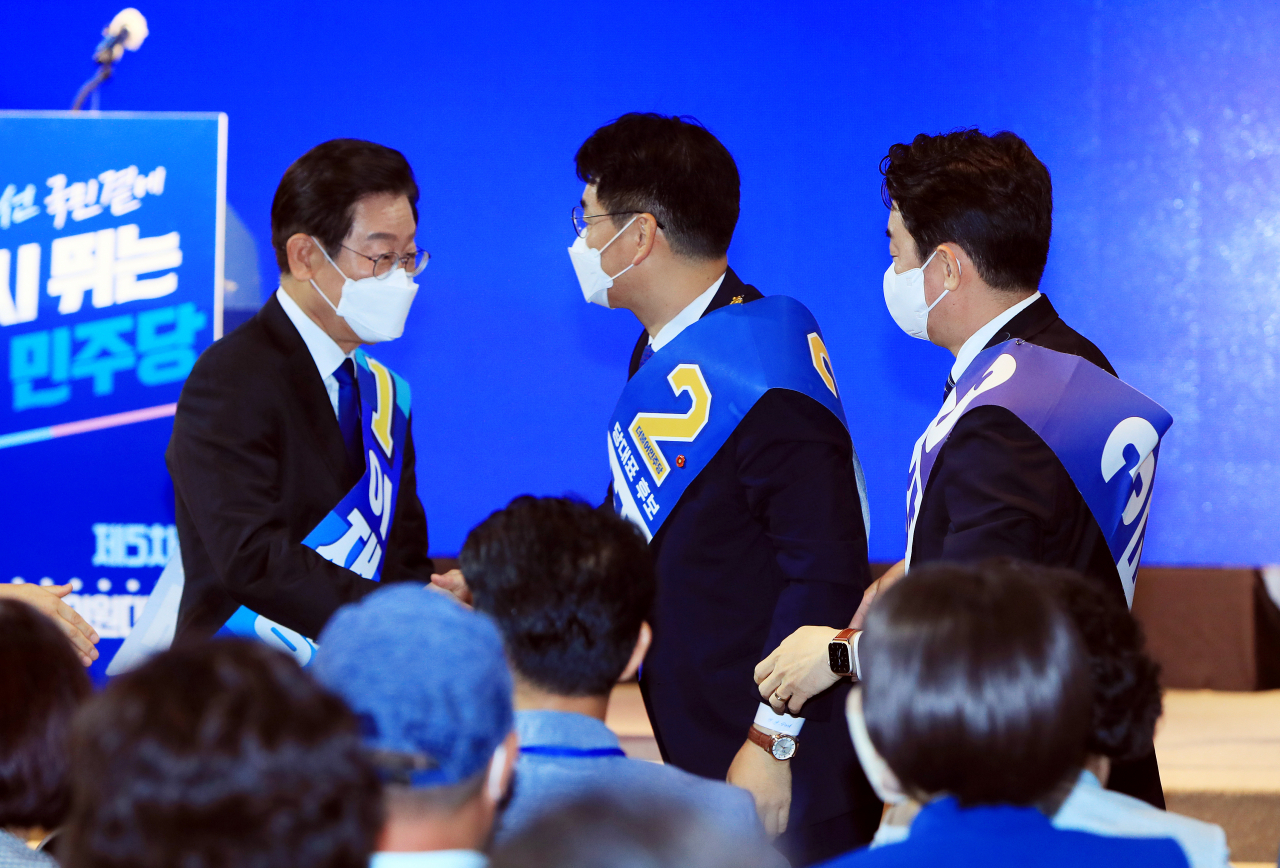 더불어민주당 8·28 전당대회 지역 순회 경선 둘째 날인 지난 7일 제주시 난타호텔에서 열린 제주지역 합동연설회 후 이재명(왼쪽부터), 박용진, 강훈식 후보가 악수를 하고 있다. [연합]