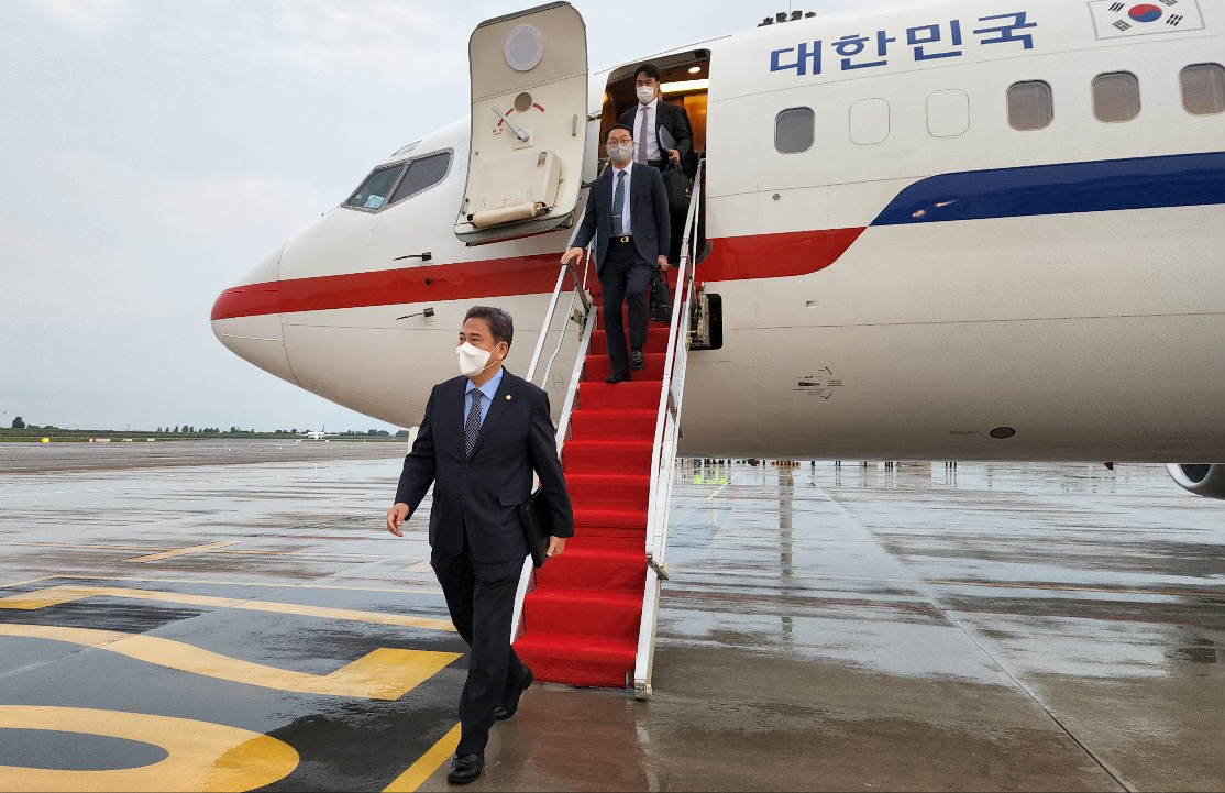 박진 외교부 장관이 8일 오후 칭다오 자오둥 공항에 도착해 비행기에서 내리고 있다. 박 장관은 오는 9일 중국 왕이 외교부장과 한중외교장관회담을 할 예정이다. [연합]