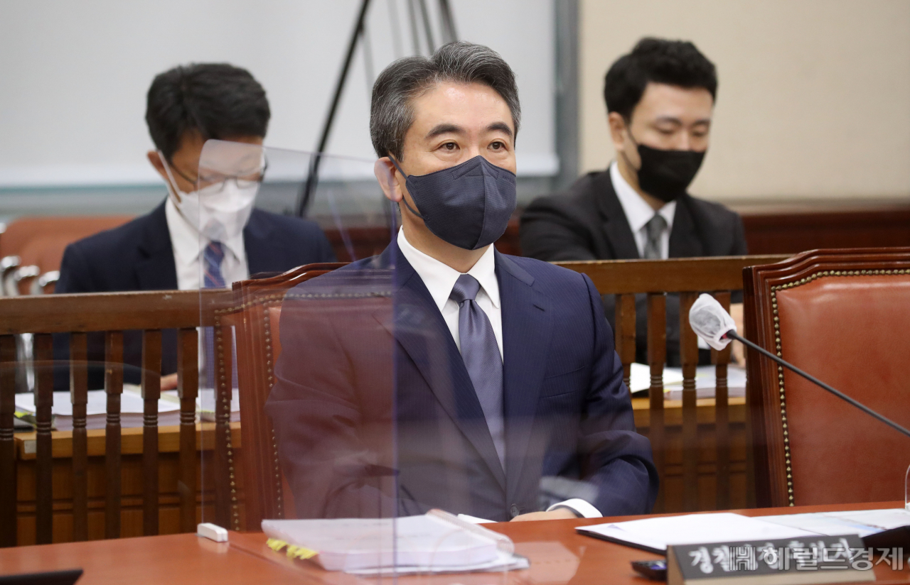 윤희근 경찰청장 후보자가 지난 8일 국회 행정안전위원회에서 열린 인사청문회에 출석해 자리하고 있다. 이상섭 기자