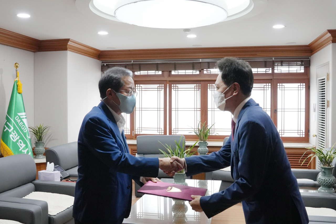8일 도건우 대구TP 신임 원장(왼쪽)이 홍준표 대구시장으로부터 임명장을 받은 후 기념촬영을 하고 있다.[대구TP 제공]