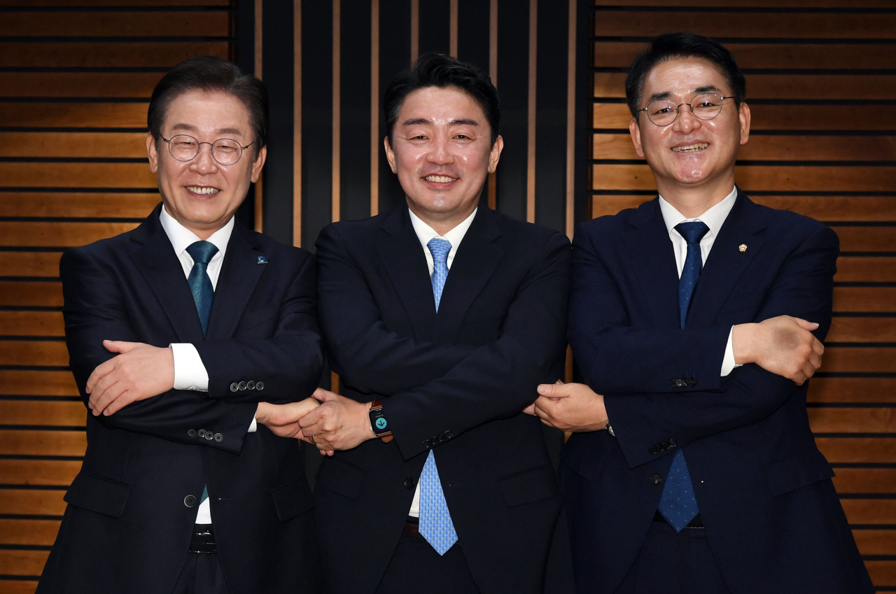 더불어민주당 이재명(왼쪽부터), 강훈식, 박용진 당대표 후보가 9일 오전 서울 양천구 CBS사옥에서 열린 CBS라디오 ‘김현정의 뉴스쇼’ 당대표 후보자 방송 토론회에 출연해 기념촬영하고 있다. [연합]