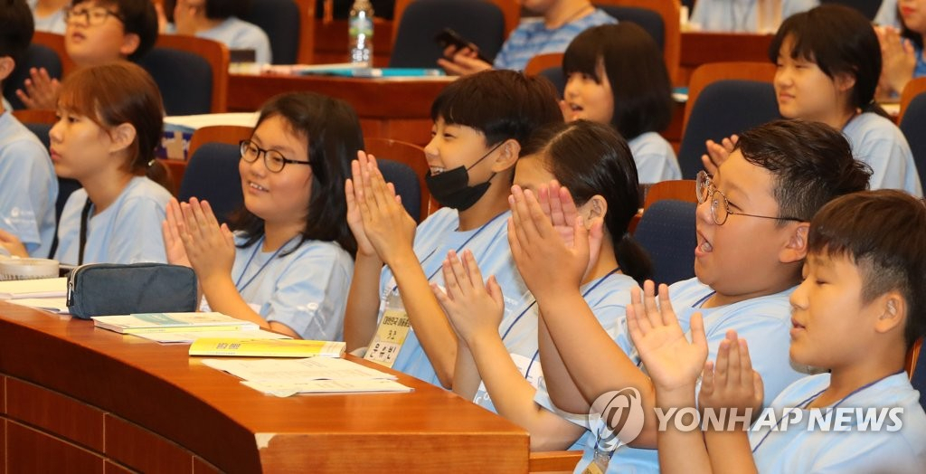 대한민국 아동총회에서 박수치는 어린이들. [연합]