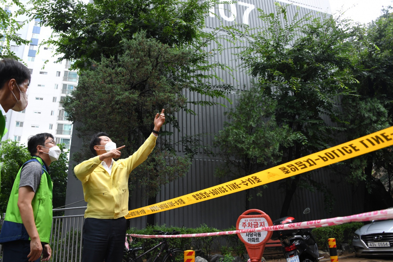 오세훈 서울시장이 9일 오전 전일 내린 집중호우로 침수피해를 본 서울 동작구 사당동 극동아파트 축대 붕괴 현장을 찾아 피해 상황을 살펴보고 있다. [서울시 제공]