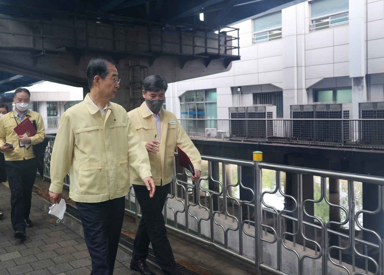 한덕수 국무총리가 9일 오전 한강홍수통제소 밖에서 전날 밤에 내린 집중호우로 높아진 한강 수위를 점검하고 있다.[연합］