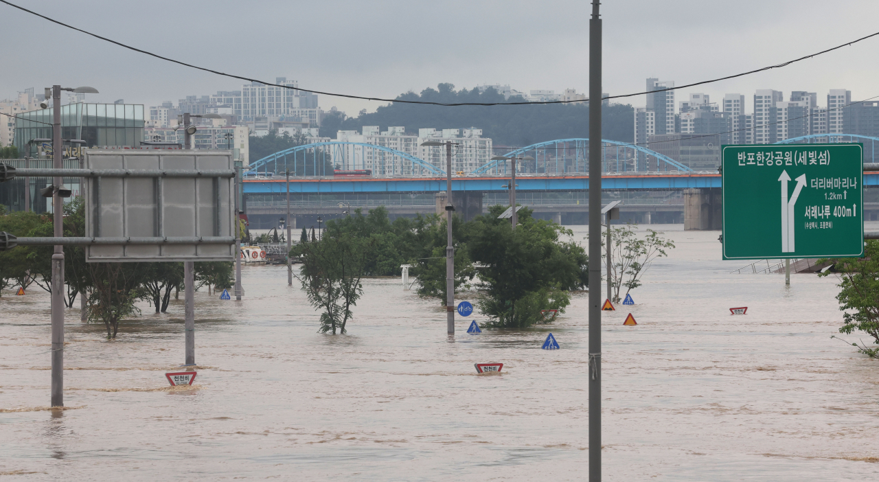 9일 오전 서울 반포한강공원 일대가 밤 사이 내린 폭우로 물에 잠겨 있다. [연합]