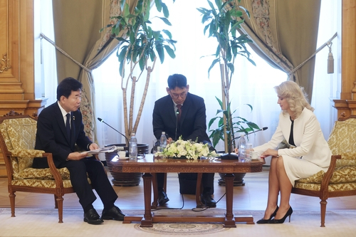 National Assembly Speaker Kim Jin-pyo (L) speaks with Alina-Stefania Gorghiu, acting speaker of Romania's Senate, during their meeting in Bucharest on Monday, in this photo released by Kim's office. (Kim Jin-pyo's Office)
