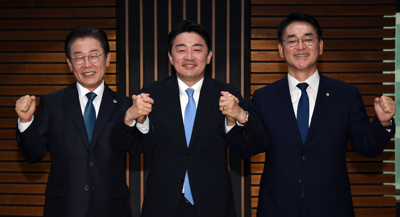 더불어민주당 이재명(왼쪽부터), 강훈식, 박용진 당대표 후보가 9일 오전 서울 양천구 CBS사옥에서 열린 CBS라디오 ‘김현정의 뉴스쇼’ 당대표 후보자 방송 토론회에 출연해 기념촬영하고 있다. [연합]