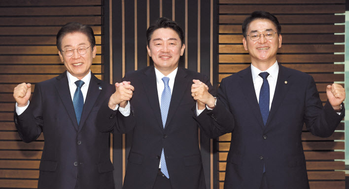 더불어민주당 이재명(왼쪽부터), 강훈식, 박용진 당대표 후보가 9일 오전 서울 양천구 CBS사옥에서 열린 CBS라디오 ‘김현정의 뉴스쇼’ 당대표 후보자 방송 토론회에 출연해 기념촬영하고 있다. [연합]