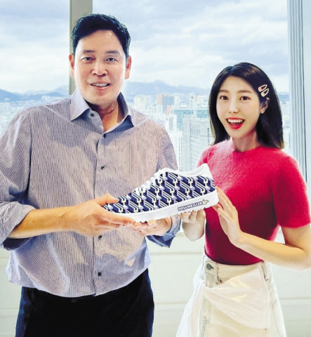 신세계그룹의 가상인간 ‘와이티’가 SSG 랜더스의 경기에 시구자로 나서는 등 그룹 소속으로 본격적인 활동을 시작한다. [정용진 부회장 인스타그램 캡처]
