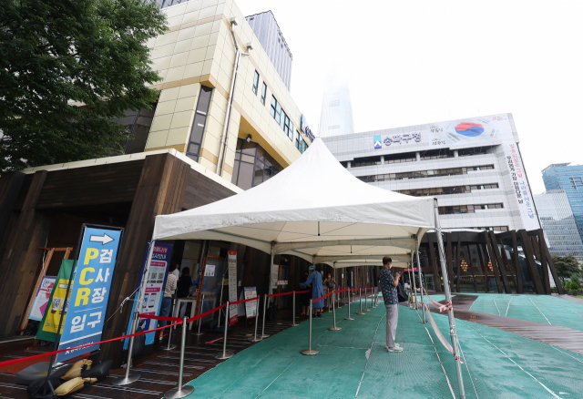 코로나19 확진자가 9일(0시 기준) 15만명에 육박하면서 재유행 위기감이 커지고 있는 가운데, 이날 폭우 때문인지 서울 송파구보건소에 마련된 코로나19 선별진료소는 평소보다 부쩍 한산해 보인다. [연합]