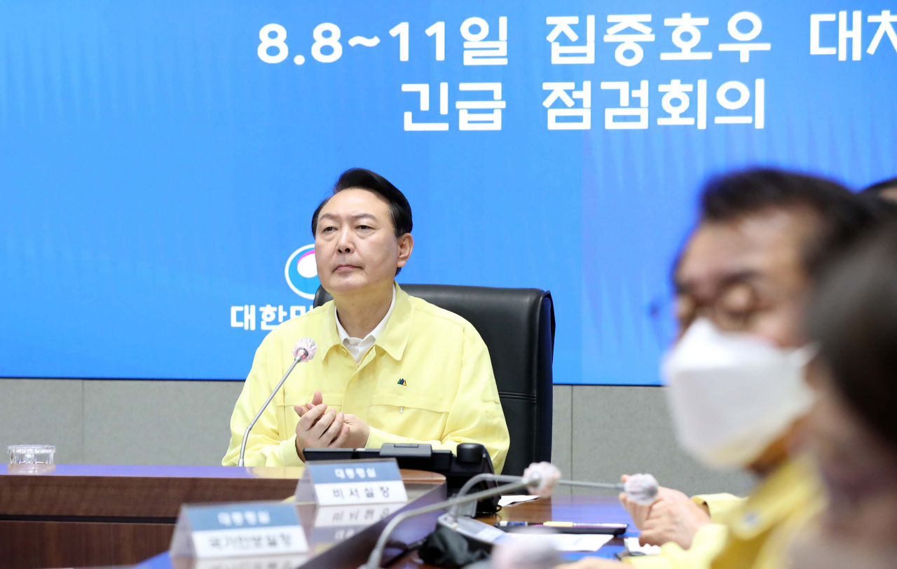 윤석열 대통령이 9일 오전 서울 정부서울청사 중앙재난안전상황실 서울상황센터에서 열린 집중호우 대처 긴급 점검회의를 주재하고 있다. [연합]