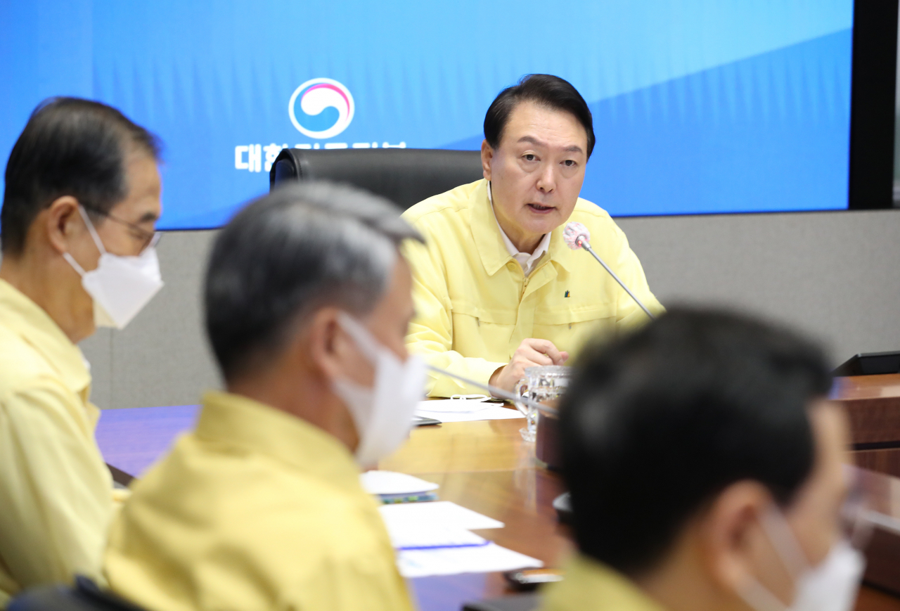 윤석열 대통령이 9일 오전 서울 정부서울청사 중앙재난안전상황실 서울상황센터에서 열린 집중호우 대처 긴급 점검회의에서 발언을 하고 있다. [연합]