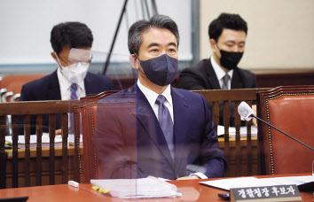 윤희근 경찰청장 후보자가 지난 8일 서울 여의도 국회 행정안전위원회에서 열린 인사청문회에 출석해 자리하고 있다. 이상섭 기자