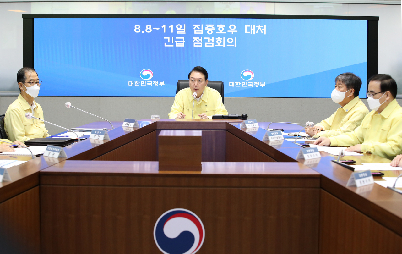 윤석열 대통령이 9일 오전 서울 정부서울청사 중앙재난안전상황실 서울상황센터에서 열린 집중호우 대처 긴급 점검회의를 주재하고 있다. [연합]
