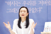 장편소설 ‘파친코’를 쓴 재미교포 작가 이민진이 8일 오전 서울 중구 프레스센터에서 열린 기자간담회에 앞서 인사말을 하고 있다. [연합]
