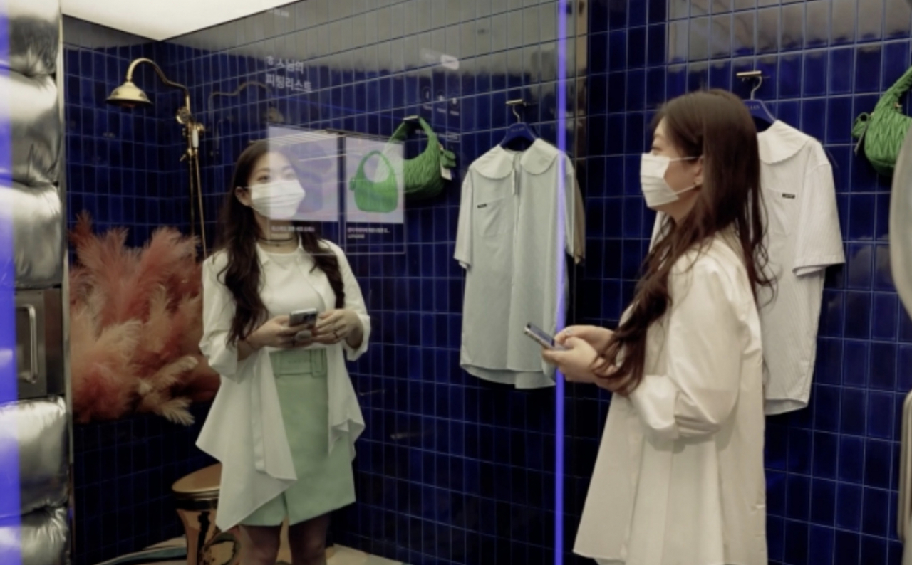 어플리케이션의 개인 개정을 스마트 미러에 연동해 볼 수 있다. 발란 커넥티드 스토어의 피팅룸. [발란]