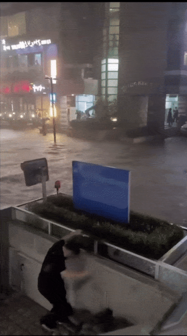 지난 8일 서울 강남역 5번 출구 인근 청남빌딩 주차장 앞 도로가 폭우에 침수됐다. [온라인커뮤니티]