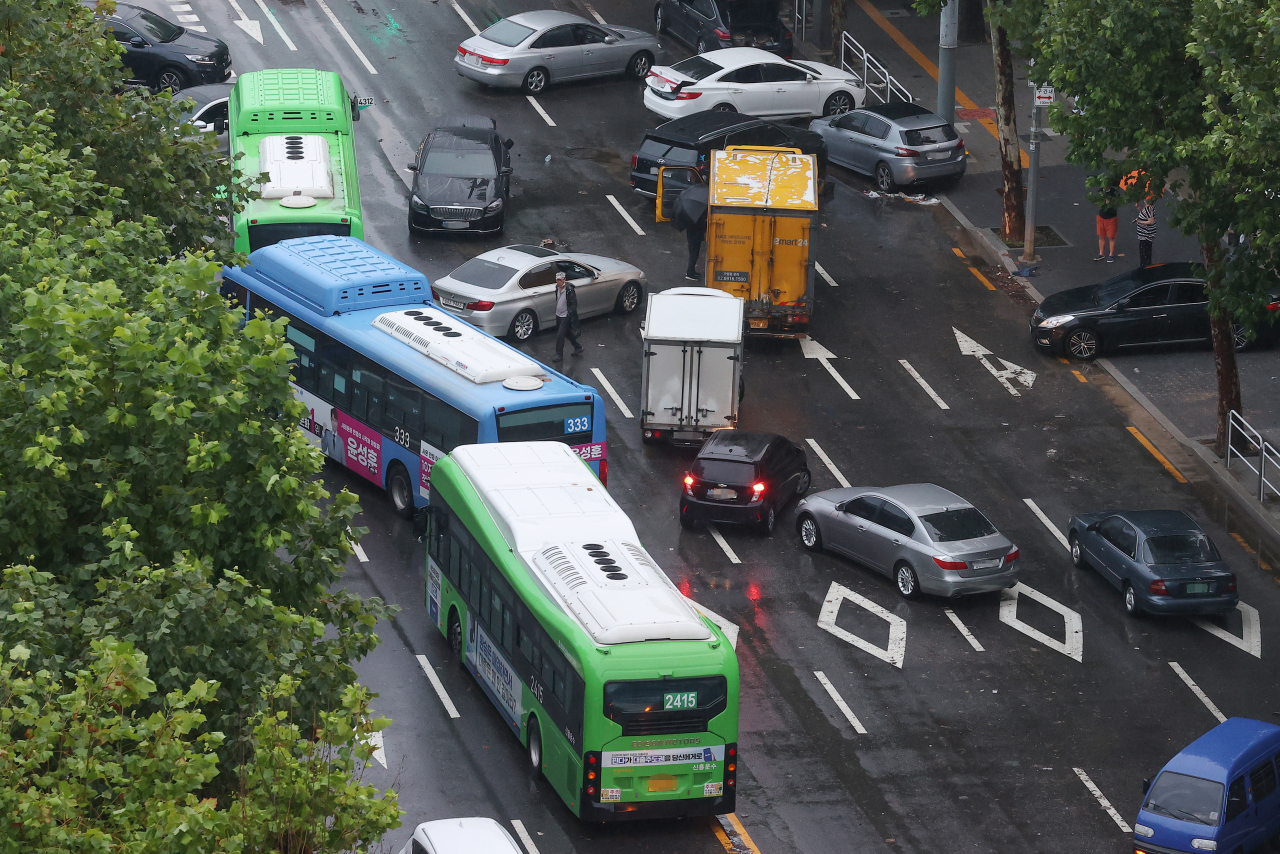 Cars abandoned Monday evening are left stranded on Tuesday morning in Gangnam, southern Seoul. (Yonhap)