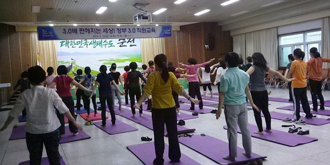 순천시청 공무원들이 요가교실에서 요가를 배우고 있다. [헤럴드DB]