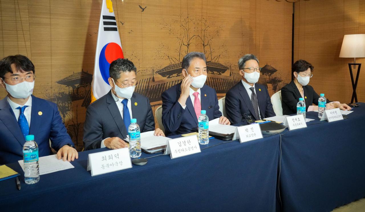 박진 외교부 장관이 9일(현지시간) 산둥성 칭다오 지모고성군란호텔에서 열린 재중국 교민·기업인 화상간담회에 참석해 발언하고 있다. [외교부 제공]