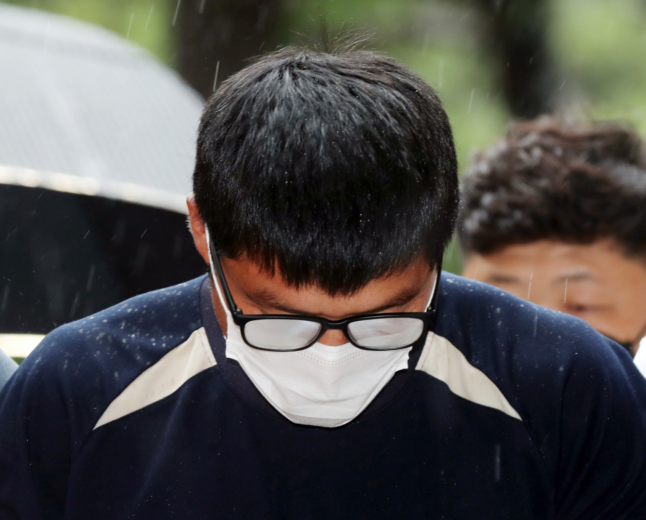 아내를 살해하고 장모도 흉기로 찔러 다치게 한 A(42)씨가 9일 오후 구속 전 피의자 심문(영장실질심사)을 받기 위해 인천시 미추홀구 인천지방법원으로 들어서고 있다. [연합]