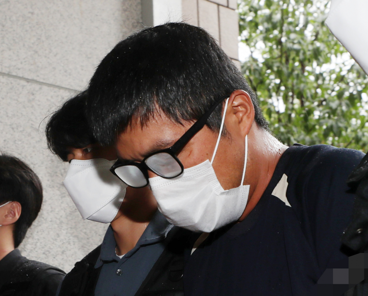 아내를 살해하고 장모도 흉기로 찔러 다치게 한 A(42)씨가 9일 오후 구속 전 피의자 심문(영장실질심사)을 받기 위해 인천시 미추홀구 인천지방법원으로 들어서고 있다. [연합]