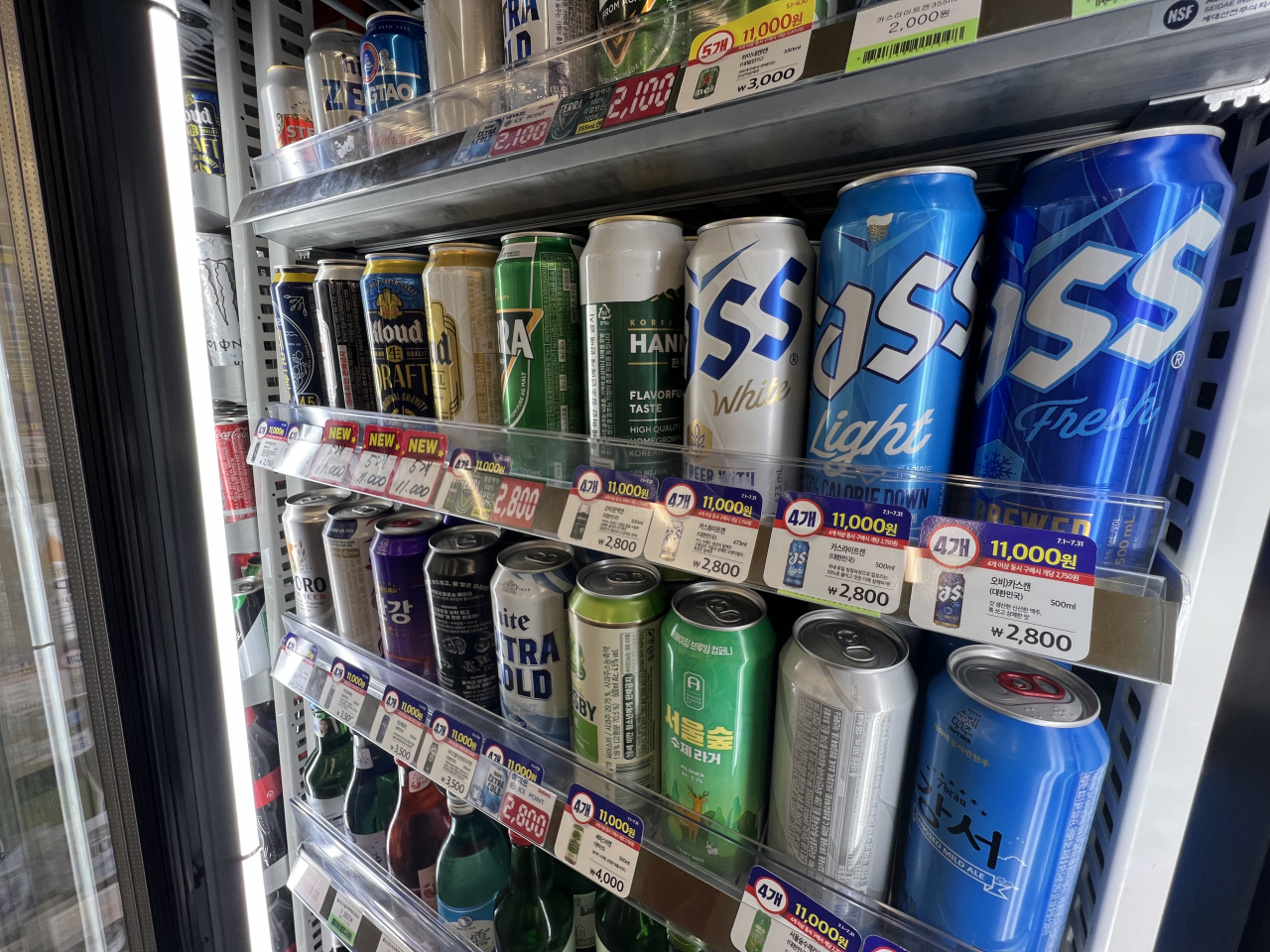 오비맥주 노동조합이 9일 사측과 극적으로 임금 협상에 합의했다. 사진은 26일 한 편의점에 진열된 맥주. [연합뉴스]