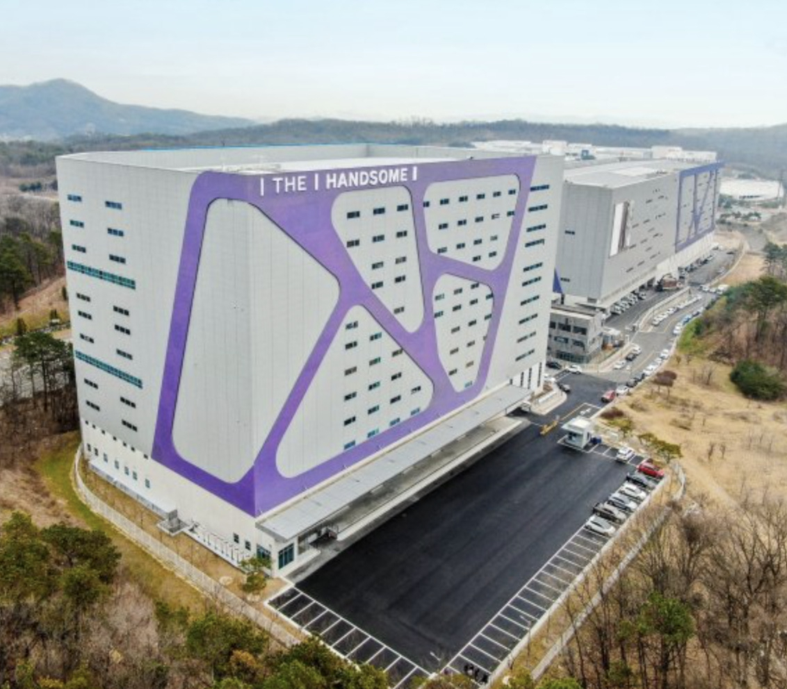 한섬의 온라인 전용 물류센터 스마트허브 e비즈 [한섬 제공]