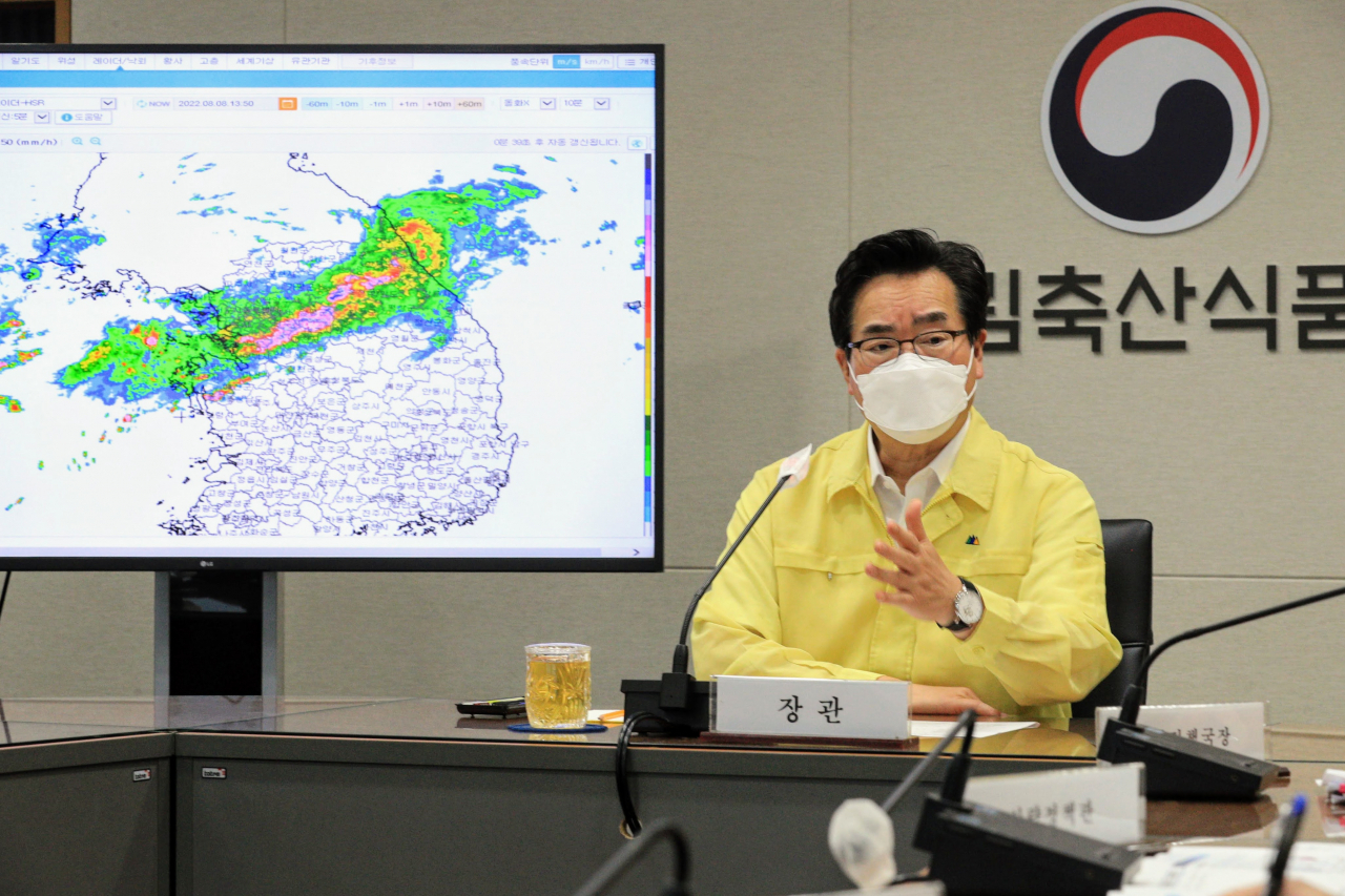 정황근 농림축산식품부 장관이 8일 정부세종청사에서 집중호우에 따른 농업부문 긴급 점검 회의를 주재하고 있다.[연합］