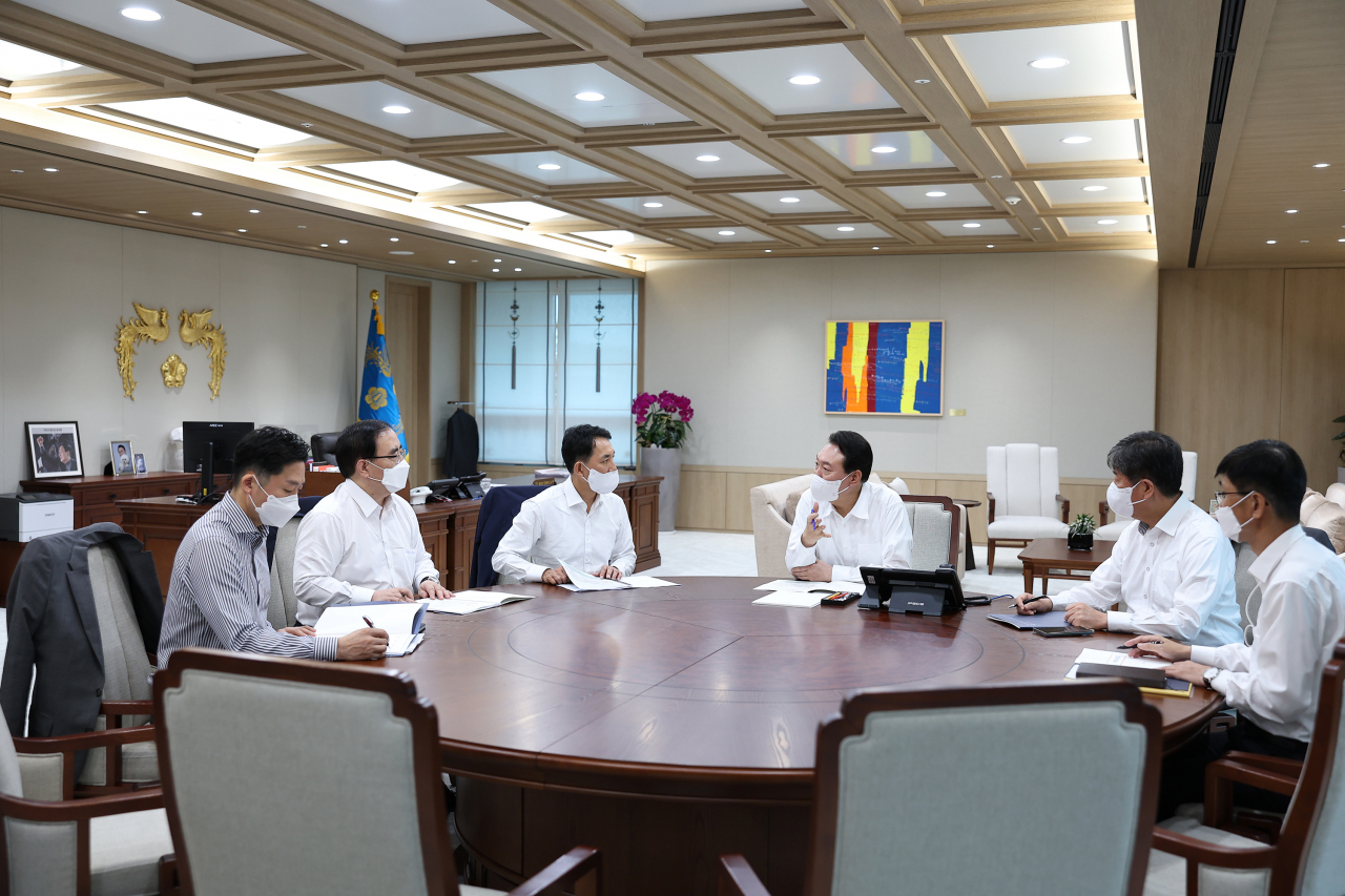윤석열 대통령이 9일 서울 용산 대통령실 청사에서 박민식 국가보훈처장으로부터 국가보훈처 업무보고를 받고 있다. [연합]